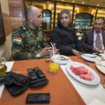 Zusammen mit Freunden besucht Mayor Abdullah Stony (1. Person links) ein Restaurant in Erbil. Seine Dienstwaffe ist immer dabei.